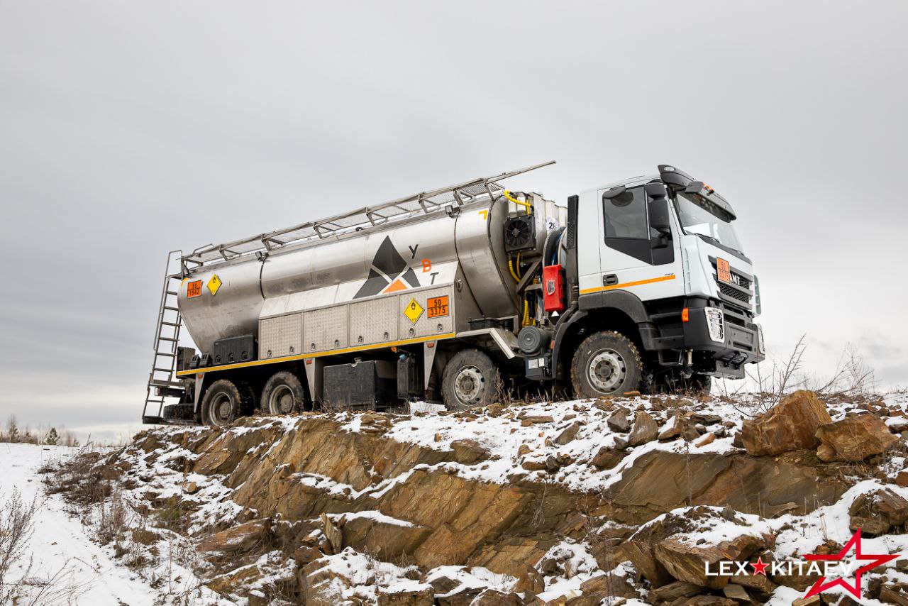Смесительно-зарядный автомобиль EM-VR-20 на шасси АМТ-732901