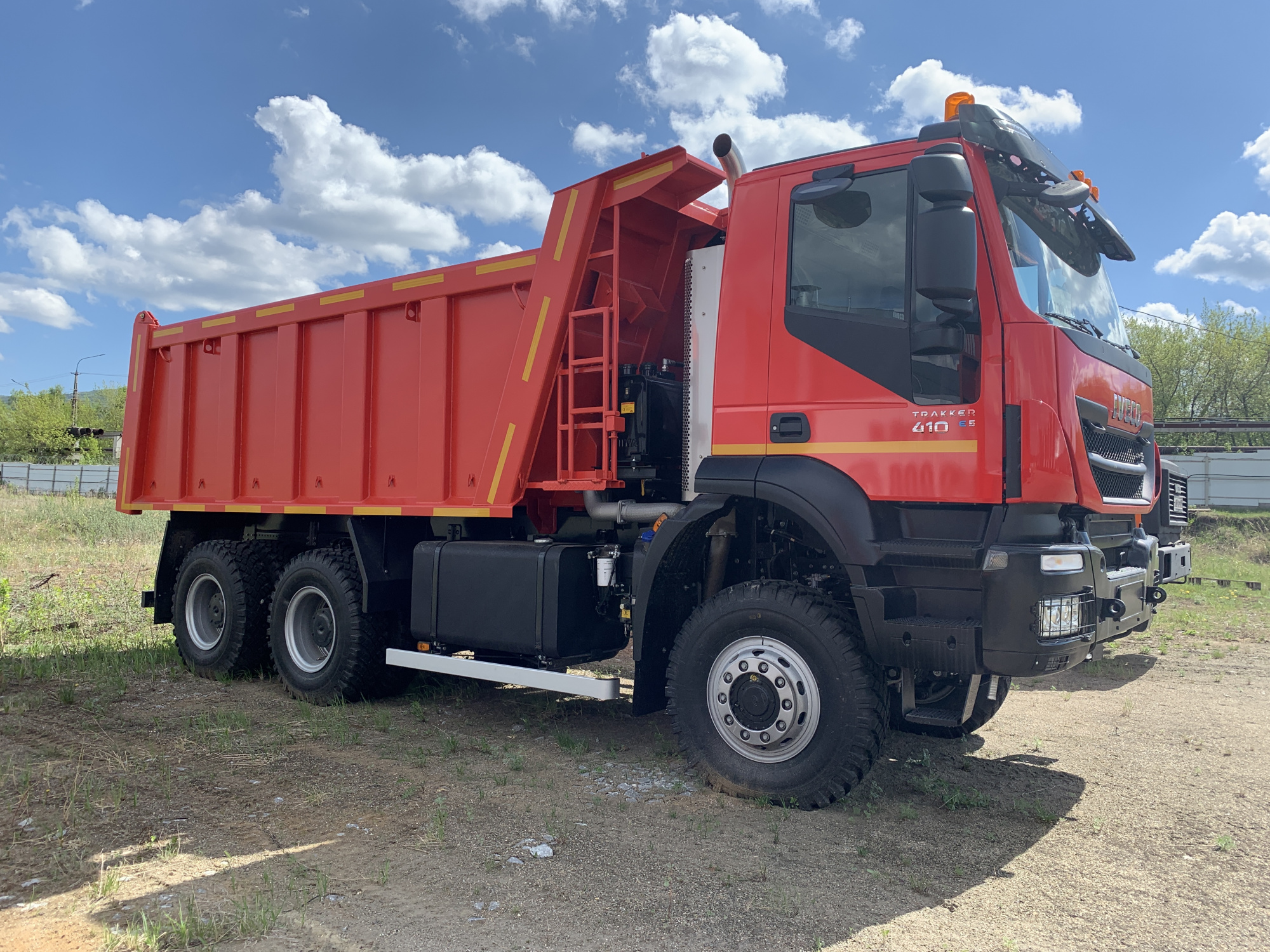 Полноприводный самосвал IVECO TRAKKER - идеальный строитель